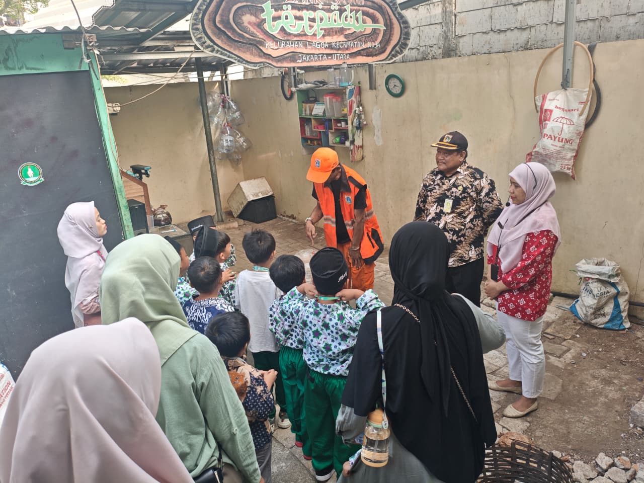 Kunjungan Edukatif Anak-Anak RA Al Khairiyah ke Kantor Kelurahan Lagoa dalam Rangka Pengenalan Lingkungan Perkantoran 2