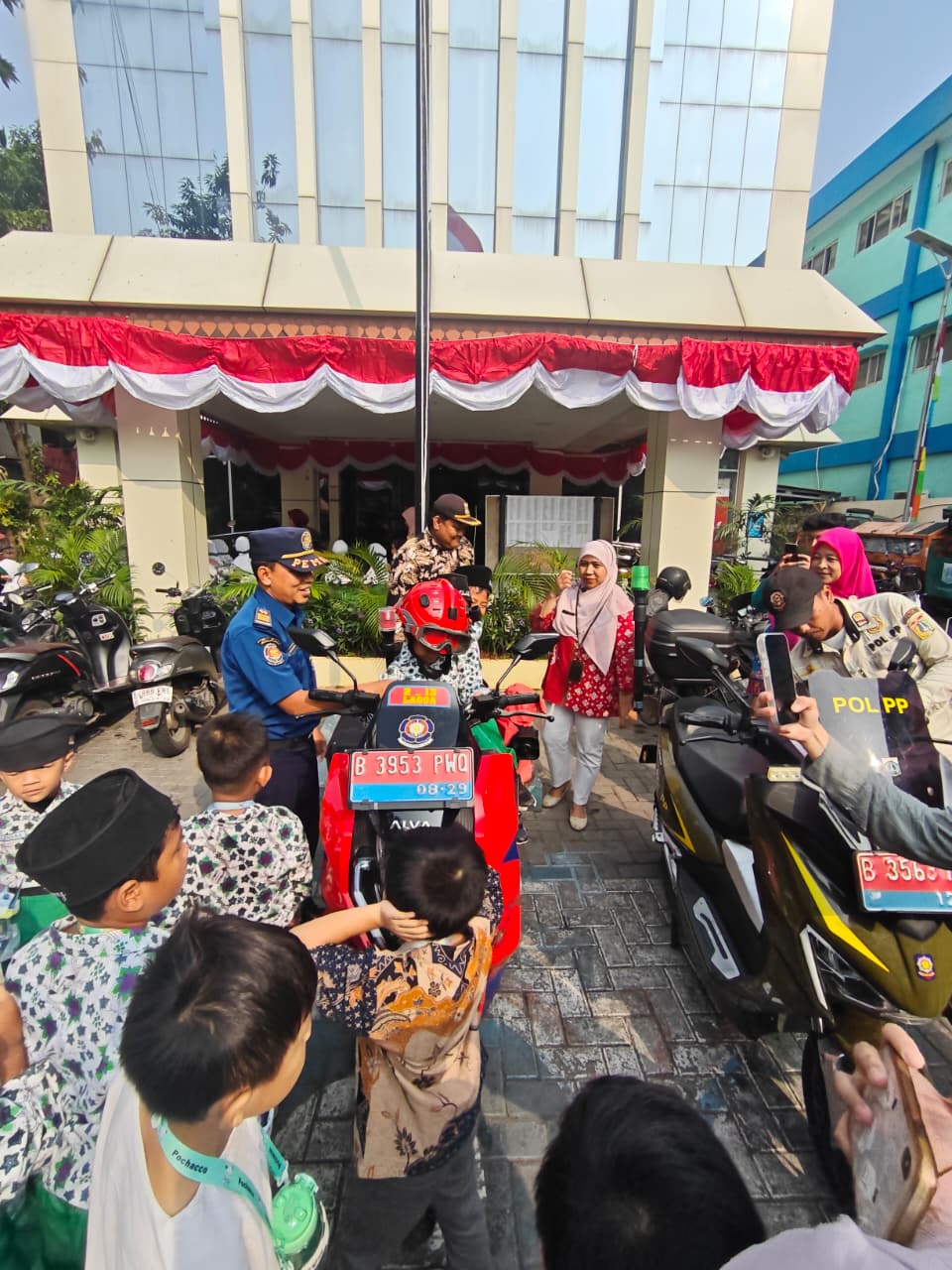 Kunjungan Edukatif Anak-Anak RA Al Khairiyah ke Kantor Kelurahan Lagoa dalam Rangka Pengenalan Lingkungan Perkantoran 3