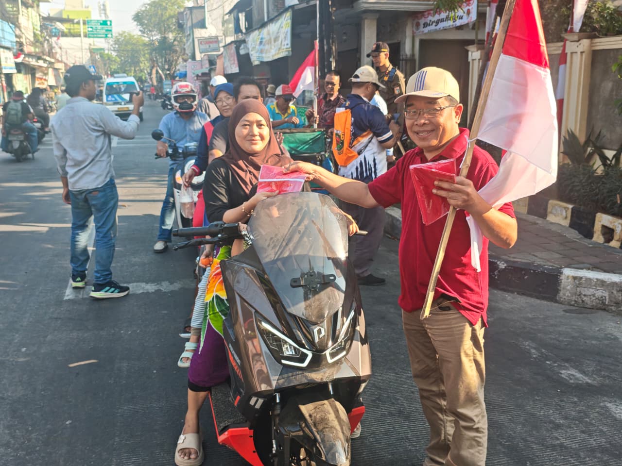 Semarak HUT ke-81 Kemerdekaan RI, Kelurahan Lagoa Bagikan Bendera Merah Putih kepada Masyarakat 4