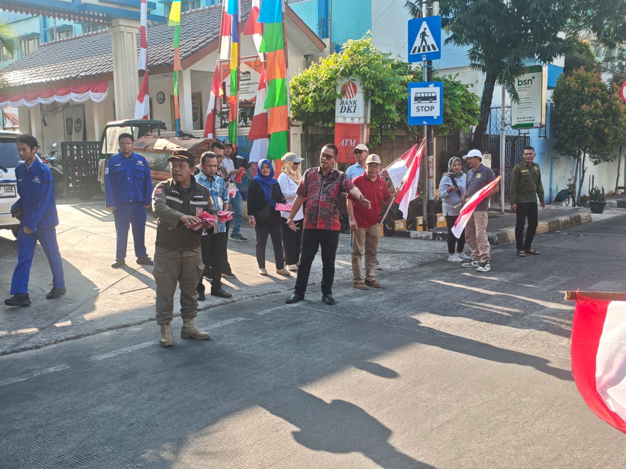 Semarak HUT ke-81 Kemerdekaan RI, Kelurahan Lagoa Bagikan Bendera Merah Putih kepada Masyarakat 1