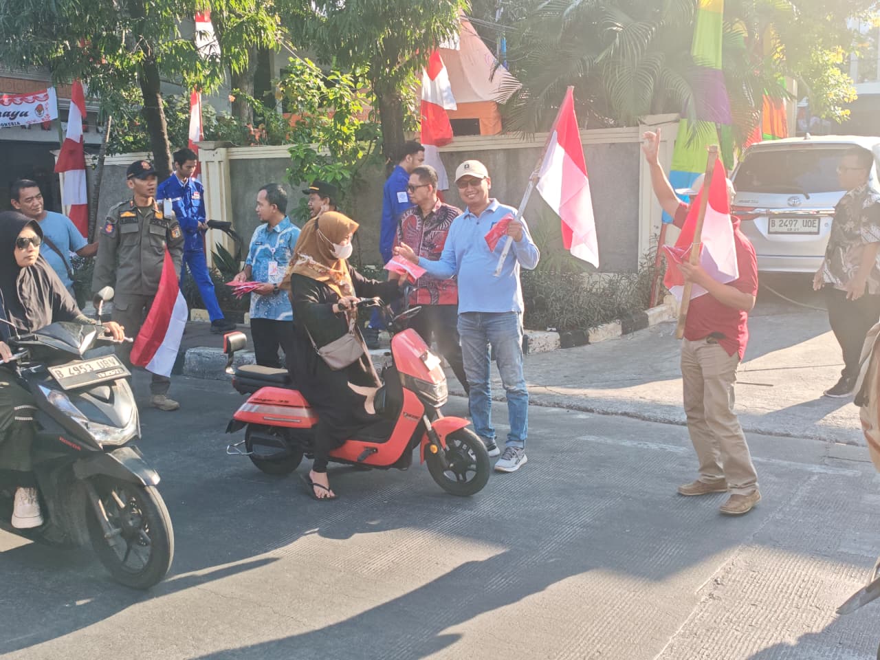 Semarak HUT ke-81 Kemerdekaan RI, Kelurahan Lagoa Bagikan Bendera Merah Putih kepada Masyarakat 3