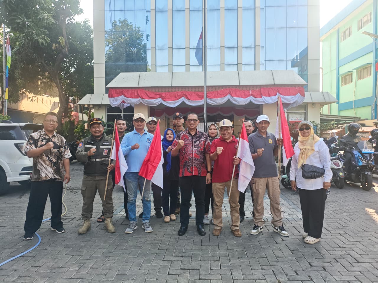 Semarak HUT ke-81 Kemerdekaan RI, Kelurahan Lagoa Bagikan Bendera Merah Putih kepada Masyarakat 6