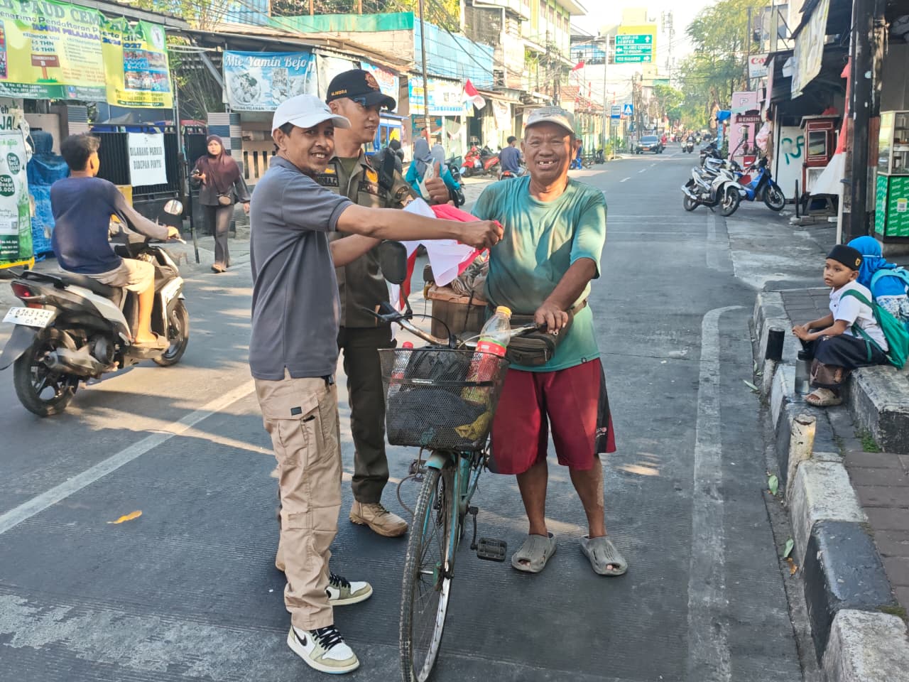 Semarak HUT ke-81 Kemerdekaan RI, Kelurahan Lagoa Bagikan Bendera Merah Putih kepada Masyarakat 5