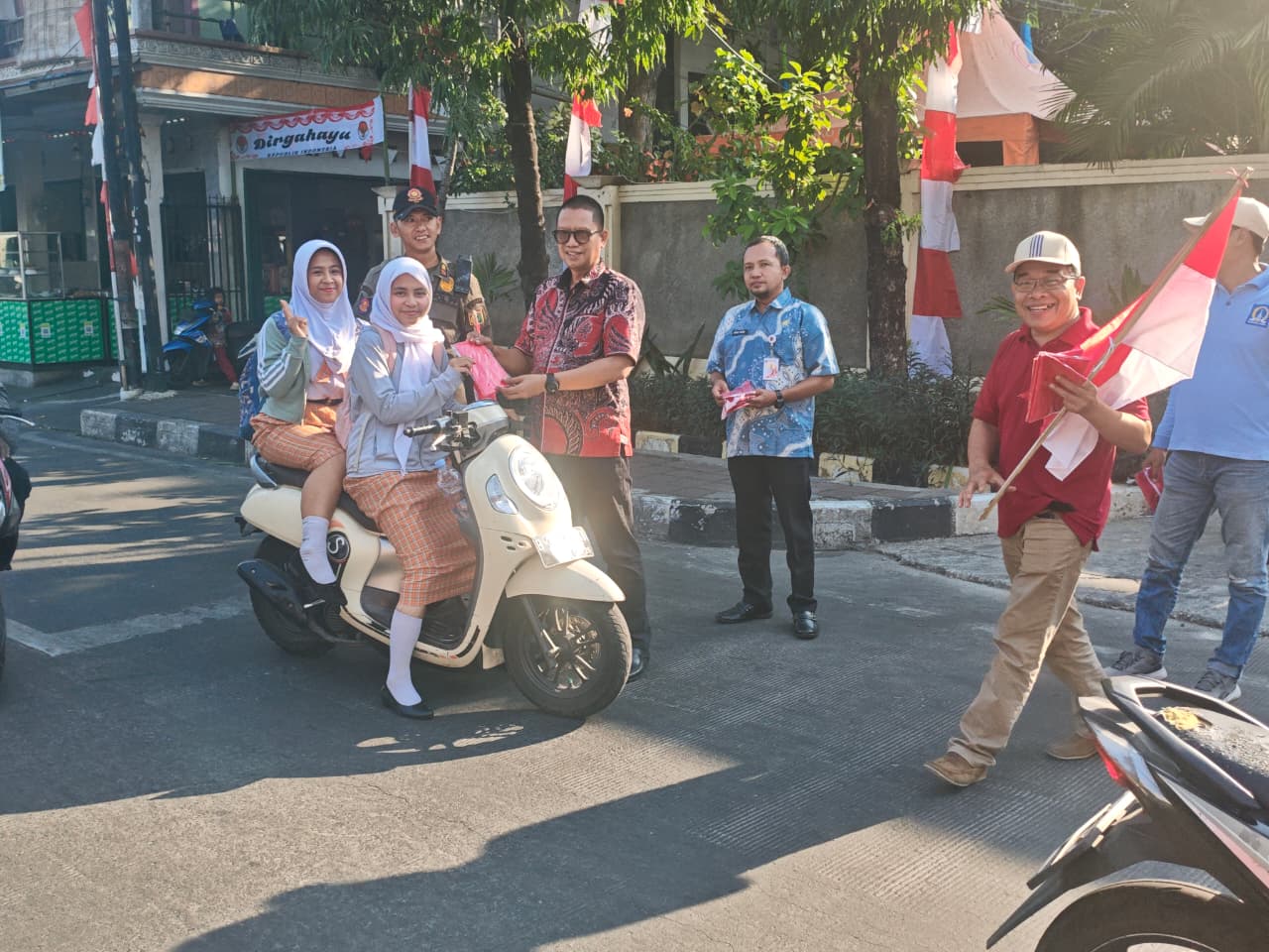 Semarak HUT ke-81 Kemerdekaan RI, Kelurahan Lagoa Bagikan Bendera Merah Putih kepada Masyarakat 2