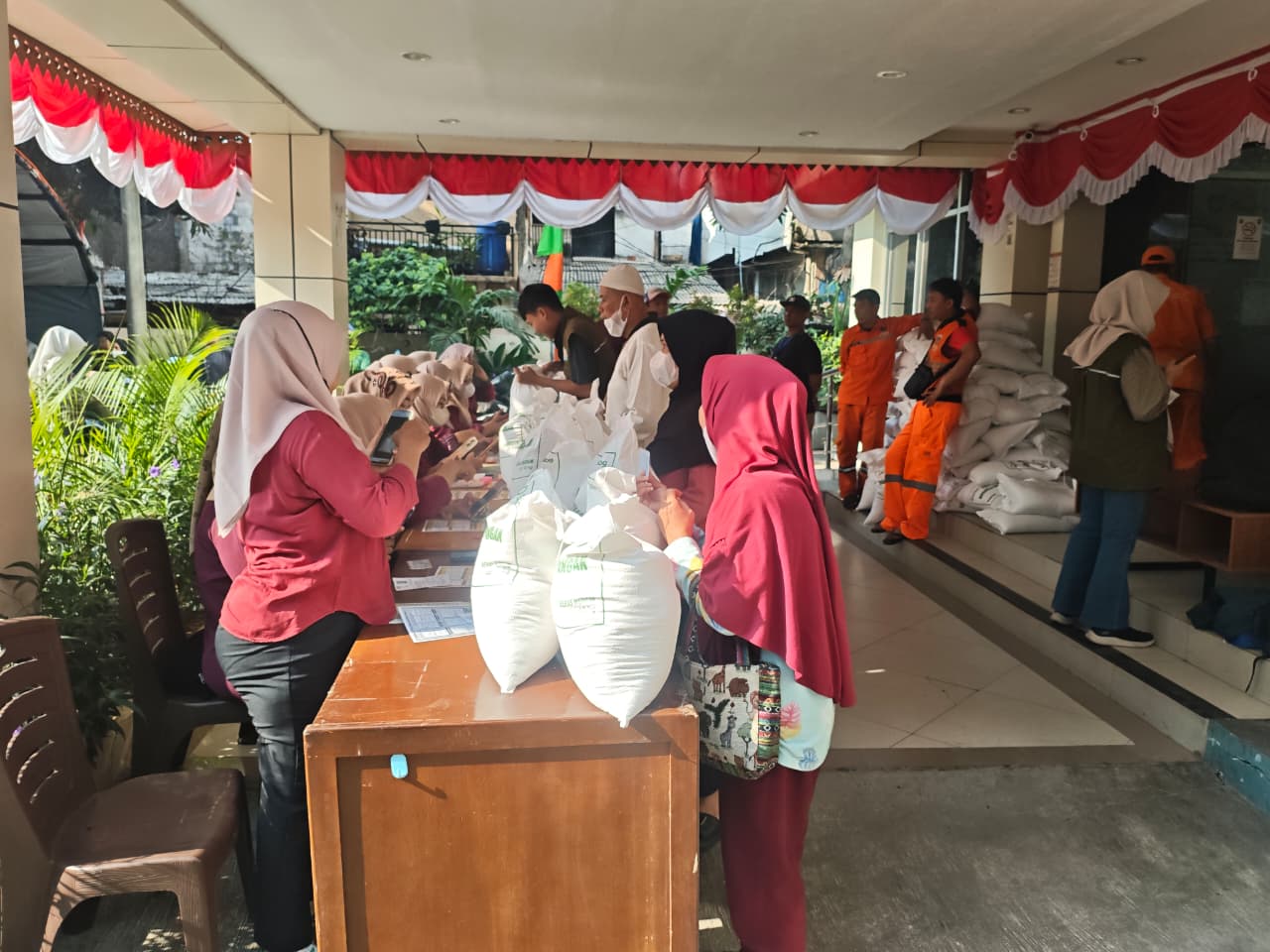 Kelurahan Lagoa Laksanakan Pendistribusian Bantuan Pangan 6