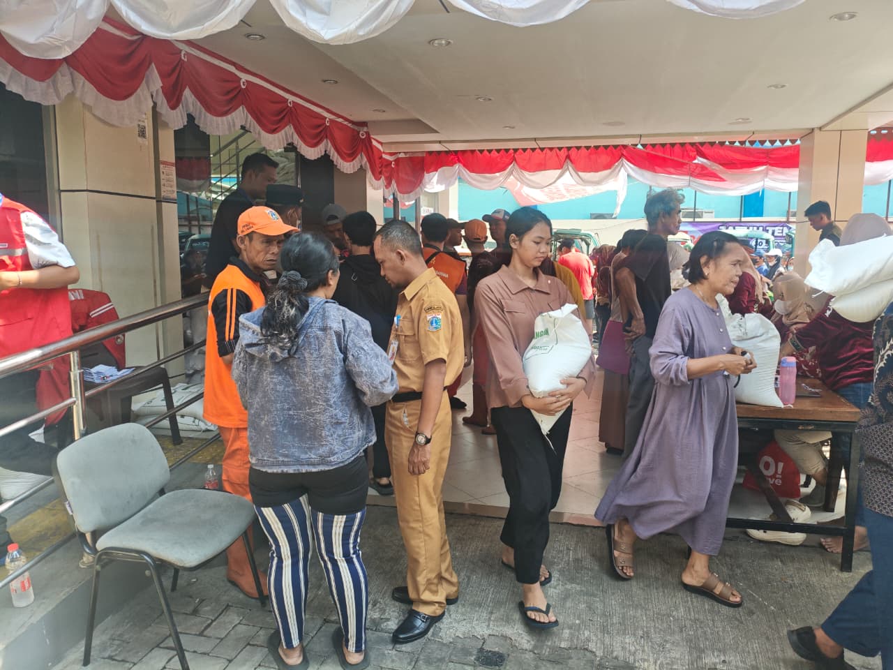 Kelurahan Lagoa Laksanakan Pendistribusian Bantuan Pangan 4