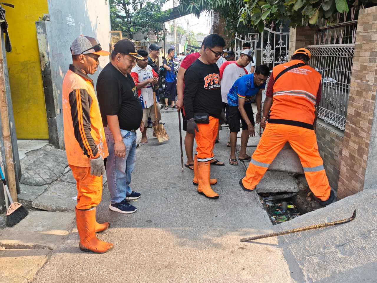 Kelurahan Lagoa Gelar Kerja Bakti di Jalan Mundu Dalam Blok K, RW 018 2