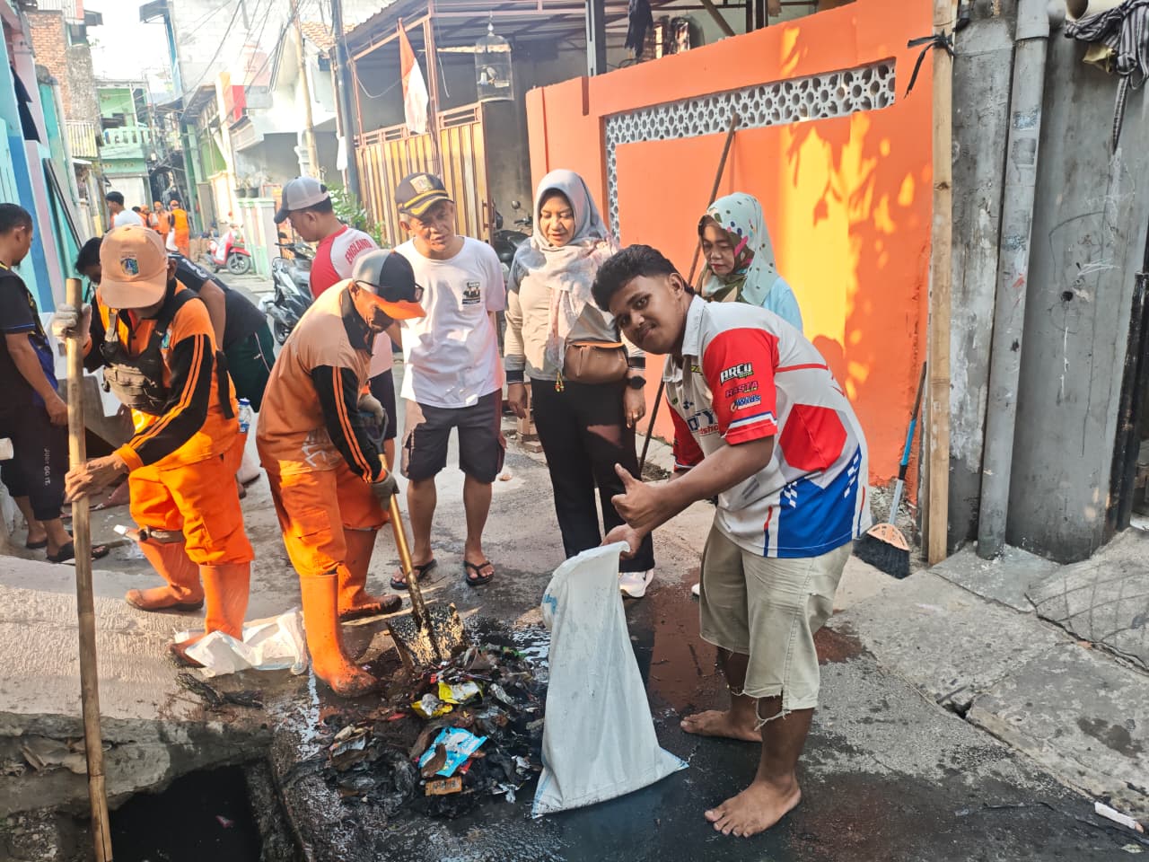 Kelurahan Lagoa Gelar Kerja Bakti di Jalan Mundu Dalam Blok K, RW 018 4