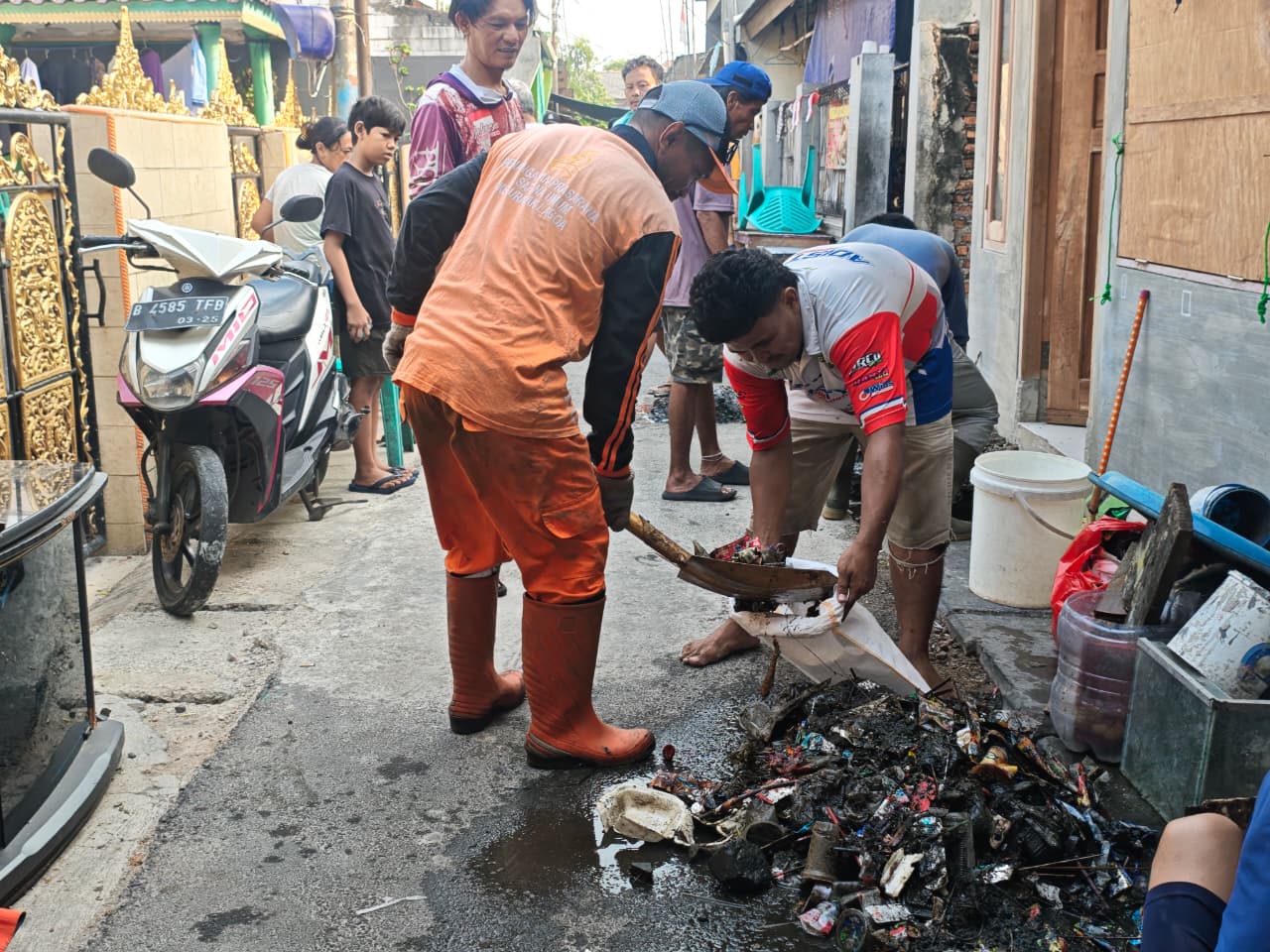 Kelurahan Lagoa Gelar Kerja Bakti di Jalan Mundu Dalam Blok K, RW 018 3