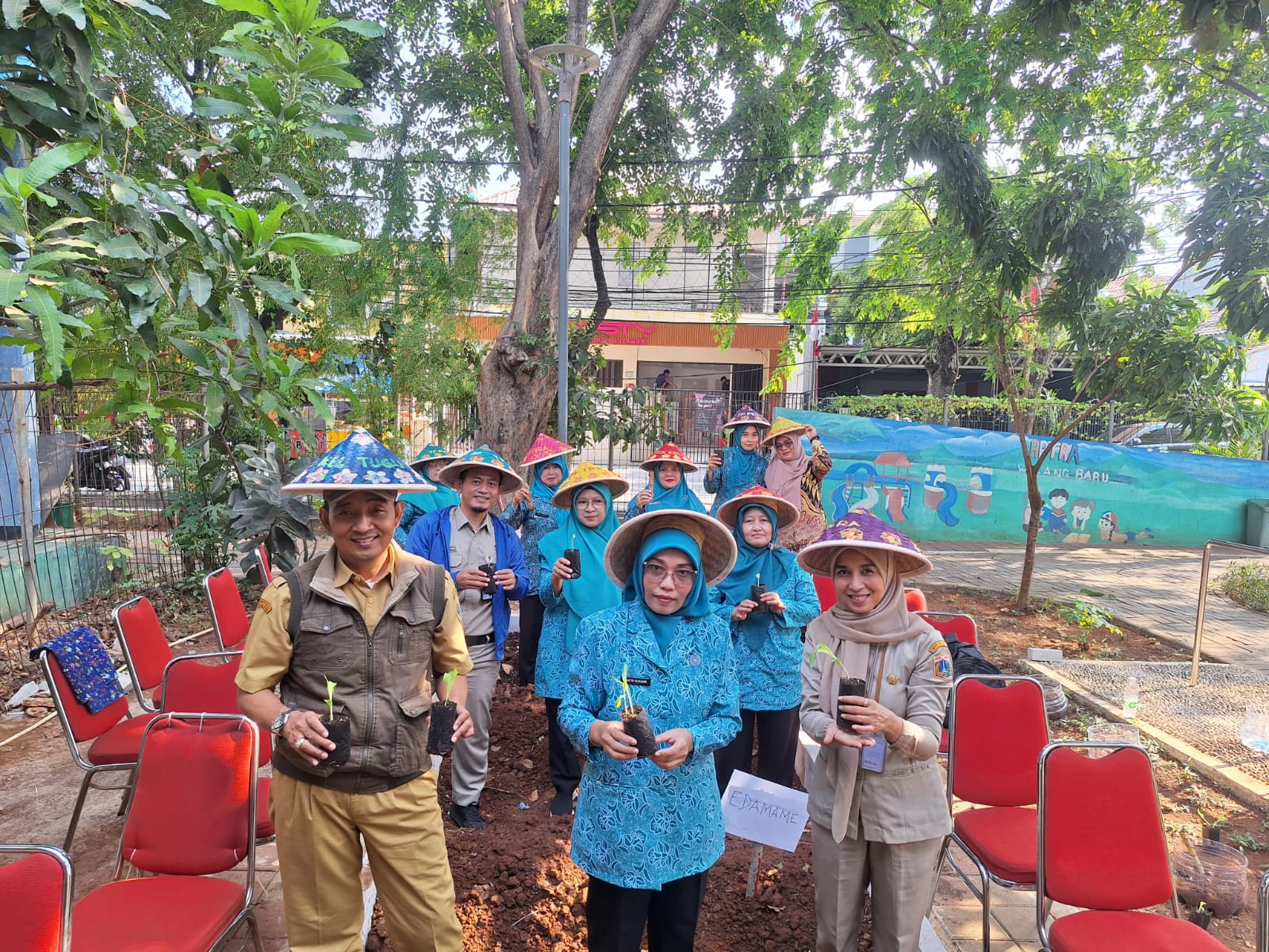 Penanaman Serentak Kelurahan Tugu Utara di RPTRA Walang Baru 5