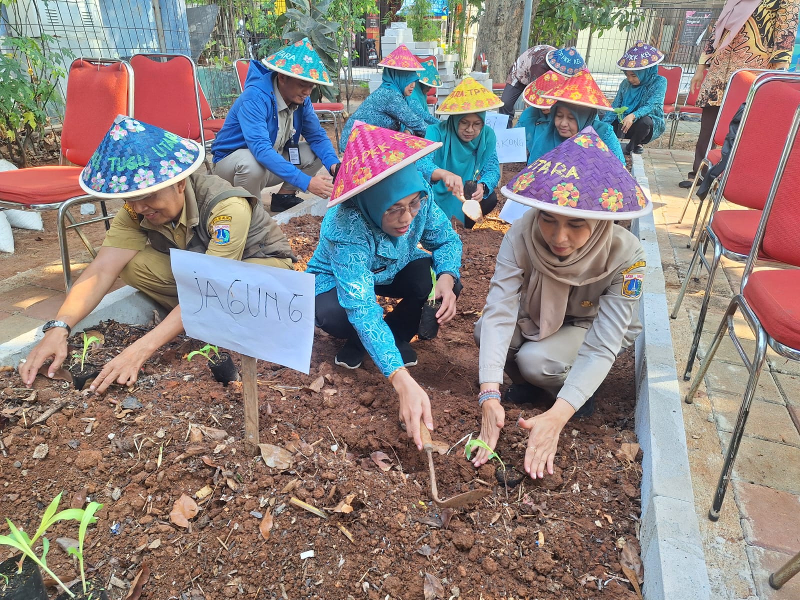 Penanaman Serentak Kelurahan Tugu Utara di RPTRA Walang Baru 2