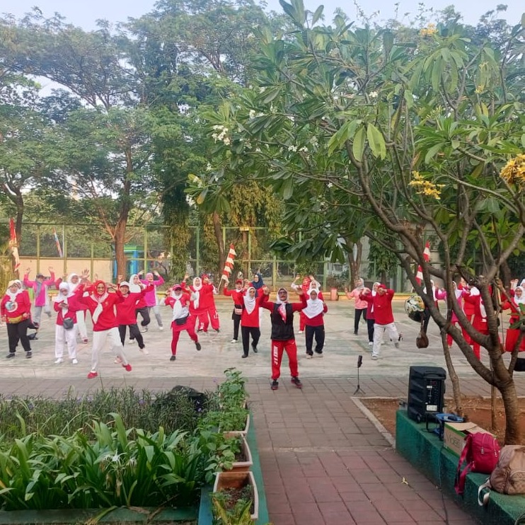 SENAM LANSIA DI RPTRA TUGU RIA KELURAHAN TUGU UTARA DALAM RANGKA MEMERIAHKAN HUT KEMERDEKAAN RI KE 81 4