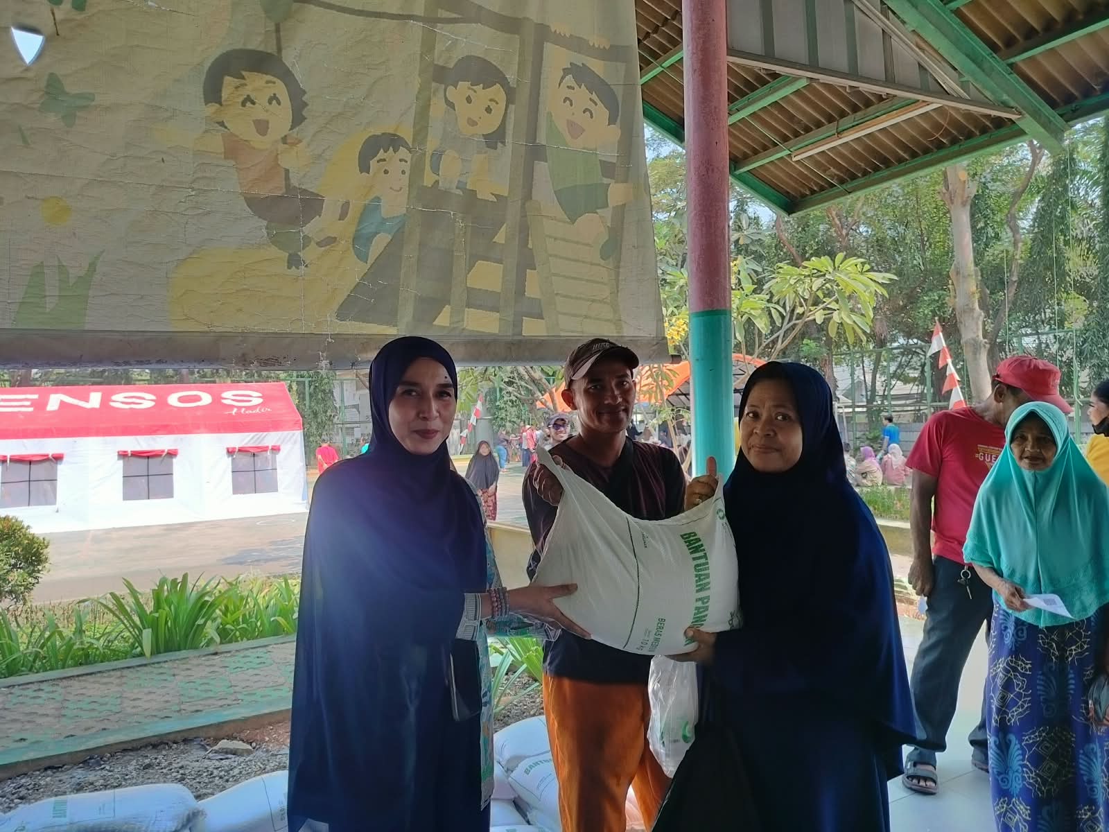 Melaksanakan Pengamanan Pembagian Beras Bulog Dari Kemensos 1