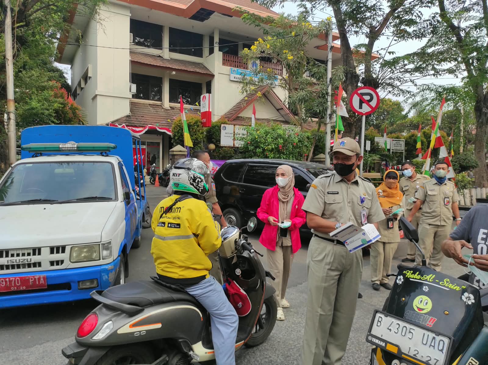 Antisipasi Paparan Abu Vulkanik, Kelurahan Tugu Utara Bagikan Masker Gratis ke Masyarakat 1