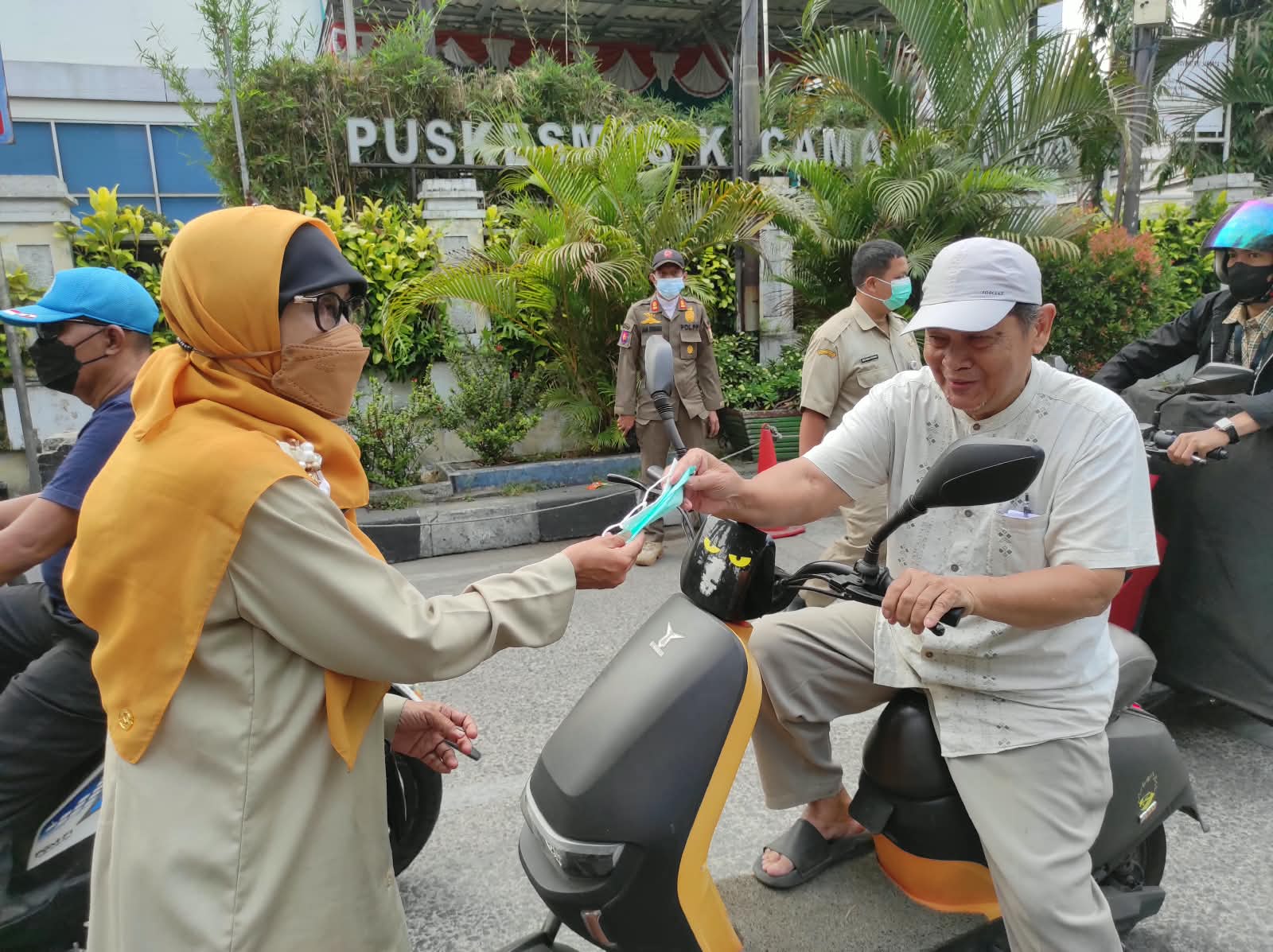 Antisipasi Paparan Abu Vulkanik, Kelurahan Tugu Utara Bagikan Masker Gratis ke Masyarakat 2