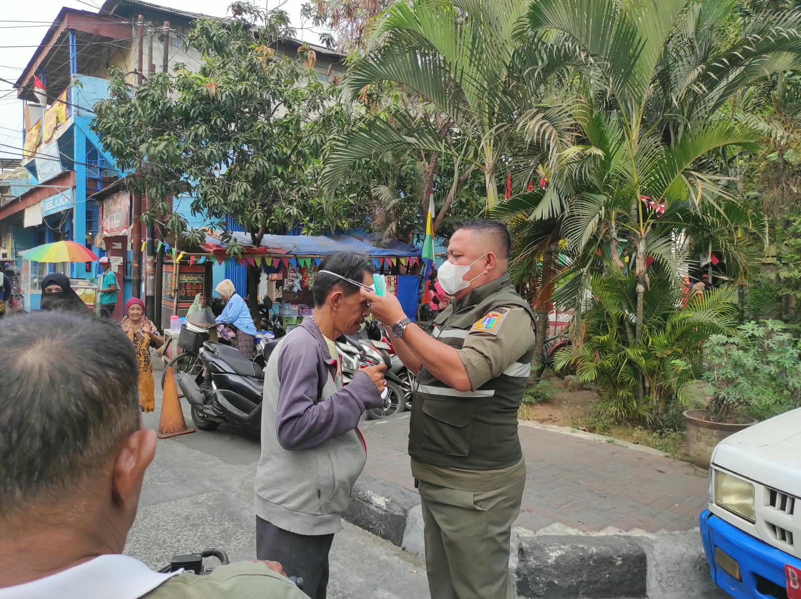 Antisipasi Paparan Abu Vulkanik, Kelurahan Tugu Utara Bagikan Masker Gratis ke Masyarakat 3