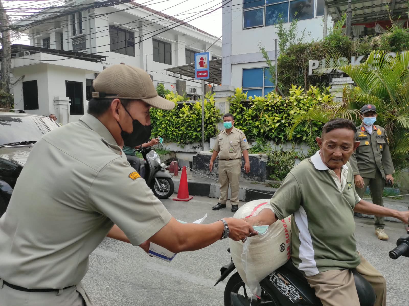 Antisipasi Paparan Abu Vulkanik, Kelurahan Tugu Utara Bagikan Masker Gratis ke Masyarakat 4