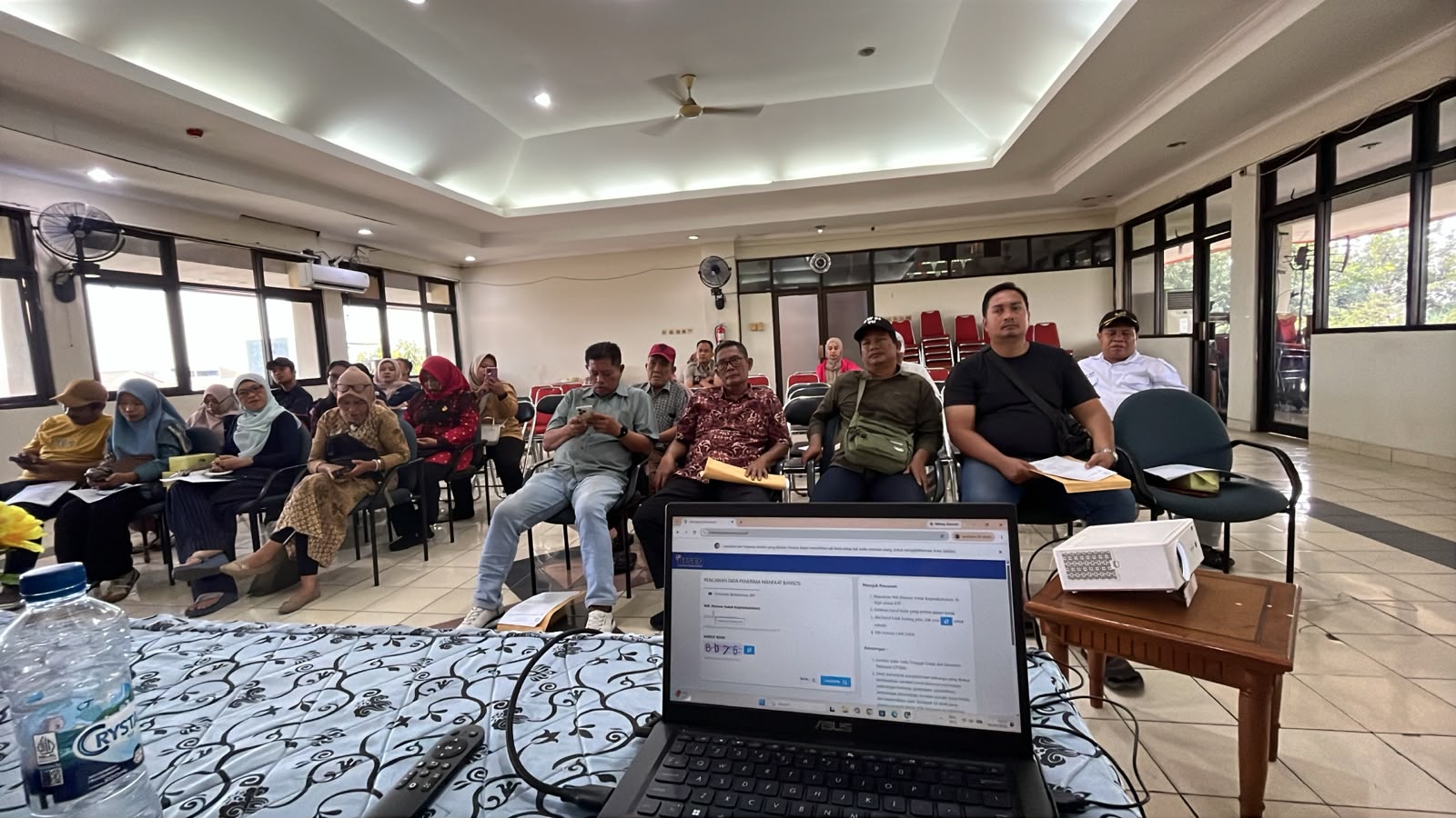 Rapat Koordinasi Penjelasan Desil di R. Pola Lt. 3 Kantor Kelurahan Tugu Utara 3