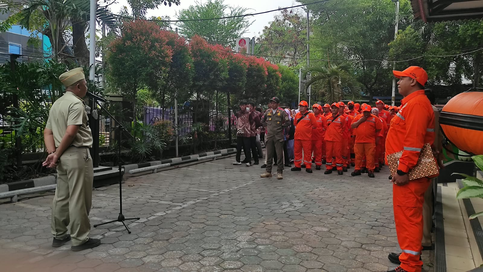 Apel pagi Aparatur Sipil Negara yang bekerja di Kantor Kelurahan Tugu Utara 1