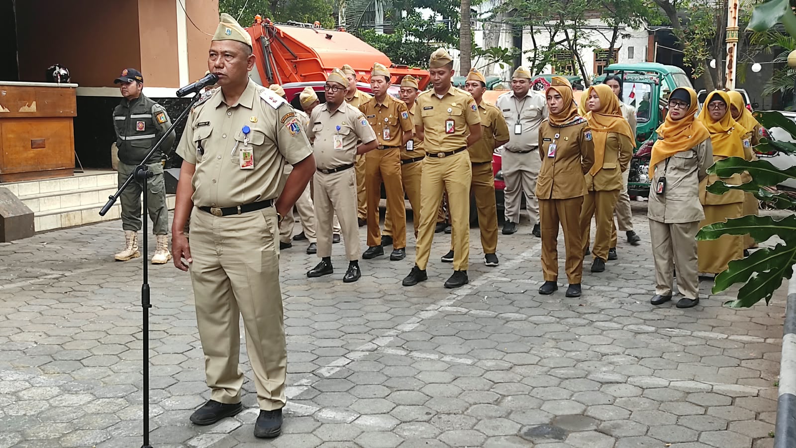 Apel pagi Aparatur Sipil Negara yang bekerja di Kantor Kelurahan Tugu Utara 6