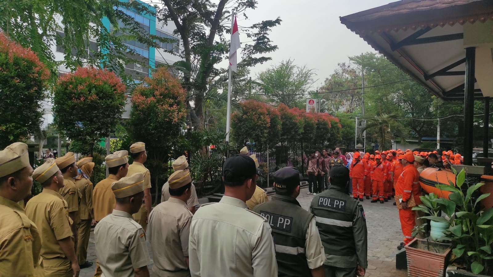Apel pagi Aparatur Sipil Negara yang bekerja di Kantor Kelurahan Tugu Utara 4