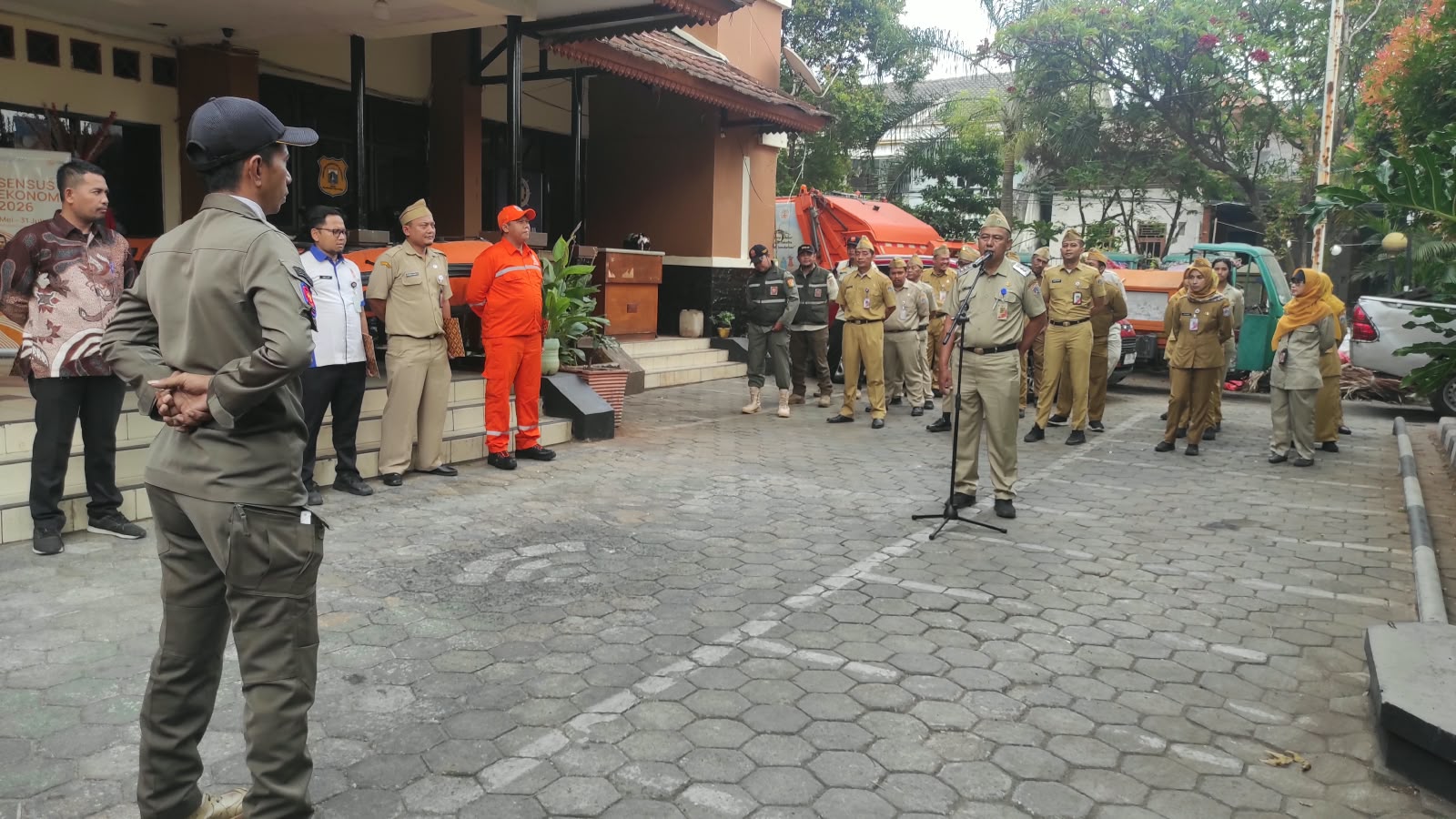 Apel pagi Aparatur Sipil Negara yang bekerja di Kantor Kelurahan Tugu Utara 3