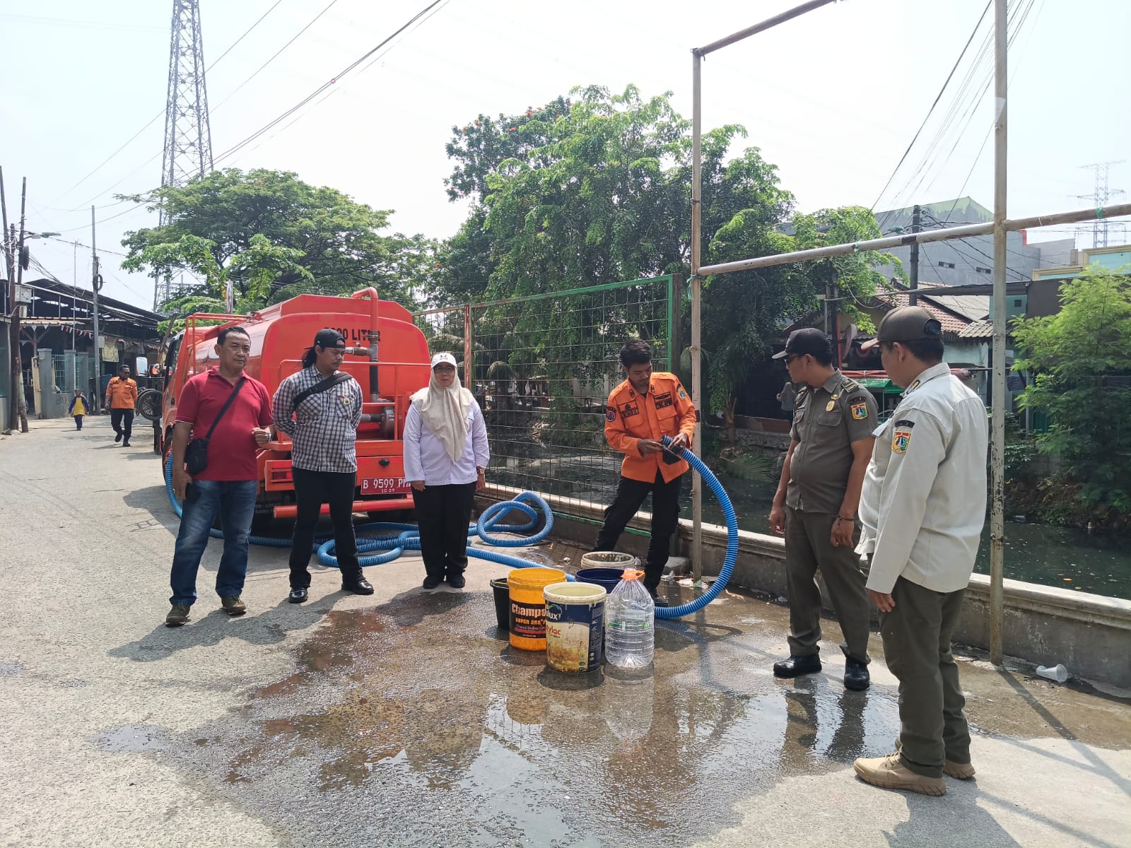 Pendistribusian Air Bersih Bantu Warga RW 004 Kelurahan Tugu Selatan 5