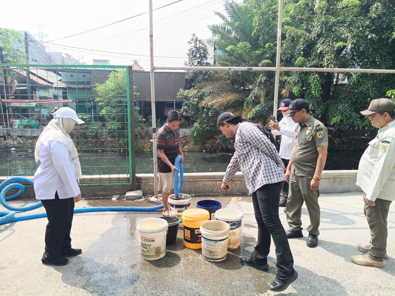 Pendistribusian Air Bersih Bantu Warga RW 004 Kelurahan Tugu Selatan 1