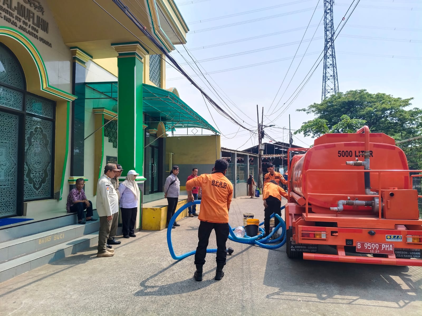 Pendistribusian Air Bersih Bantu Warga RW 004 Kelurahan Tugu Selatan 2