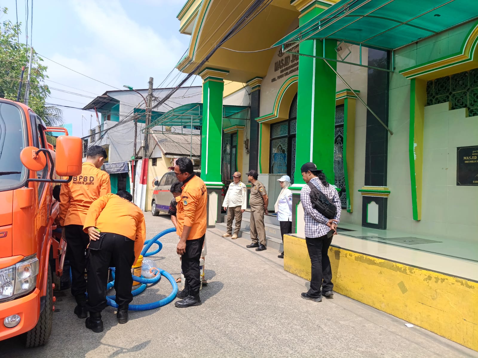Pendistribusian Air Bersih Bantu Warga RW 004 Kelurahan Tugu Selatan 4
