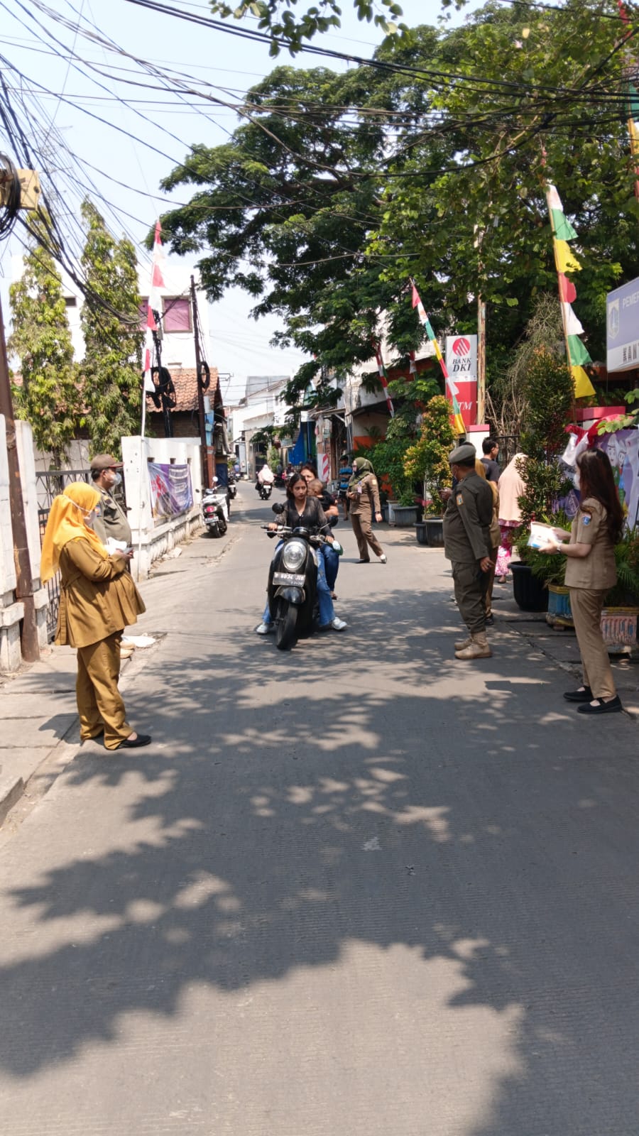 Kelurahan Tugu Selatan Bagikan 250 Masker untuk Antisipasi Abu Vulkanik 3