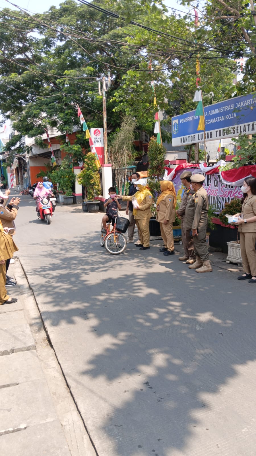 Kelurahan Tugu Selatan Bagikan 250 Masker untuk Antisipasi Abu Vulkanik 4