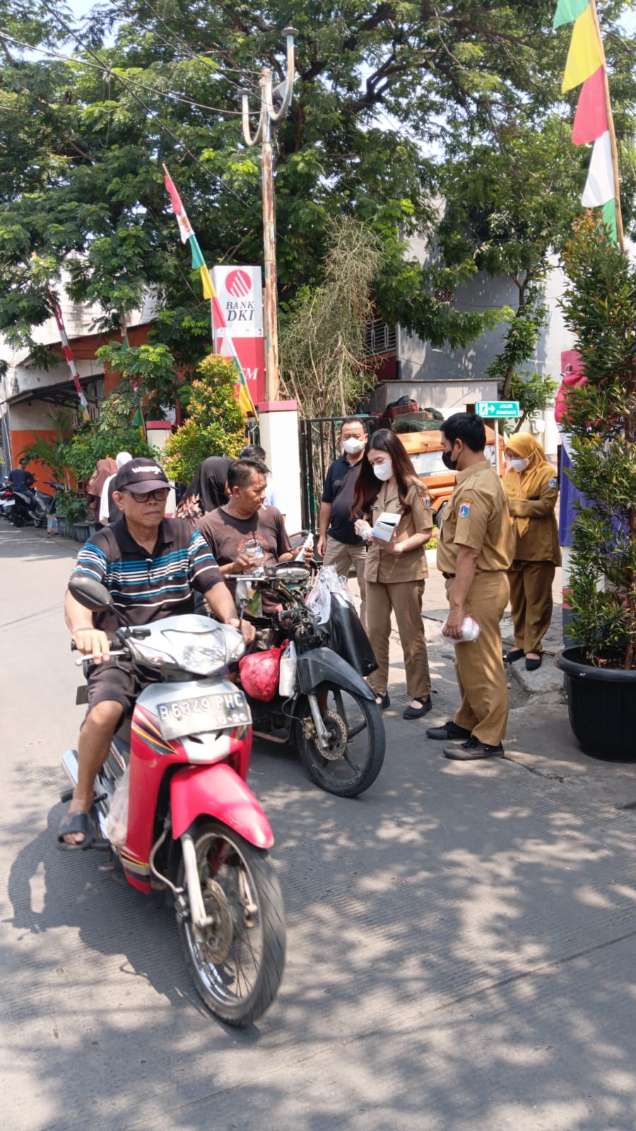 Kelurahan Tugu Selatan Bagikan 250 Masker untuk Antisipasi Abu Vulkanik 1