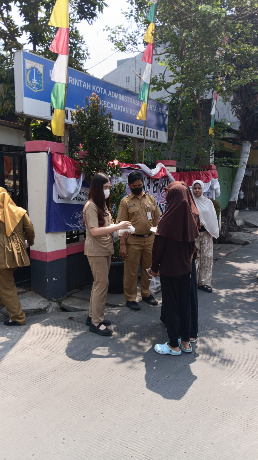 Kelurahan Tugu Selatan Bagikan 250 Masker untuk Antisipasi Abu Vulkanik 5