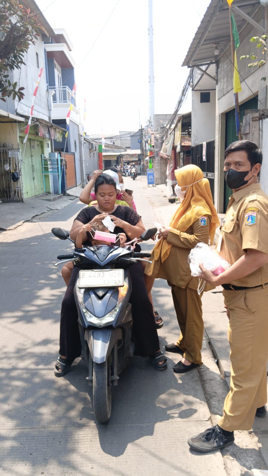 Kelurahan Tugu Selatan Bagikan 250 Masker untuk Antisipasi Abu Vulkanik 2