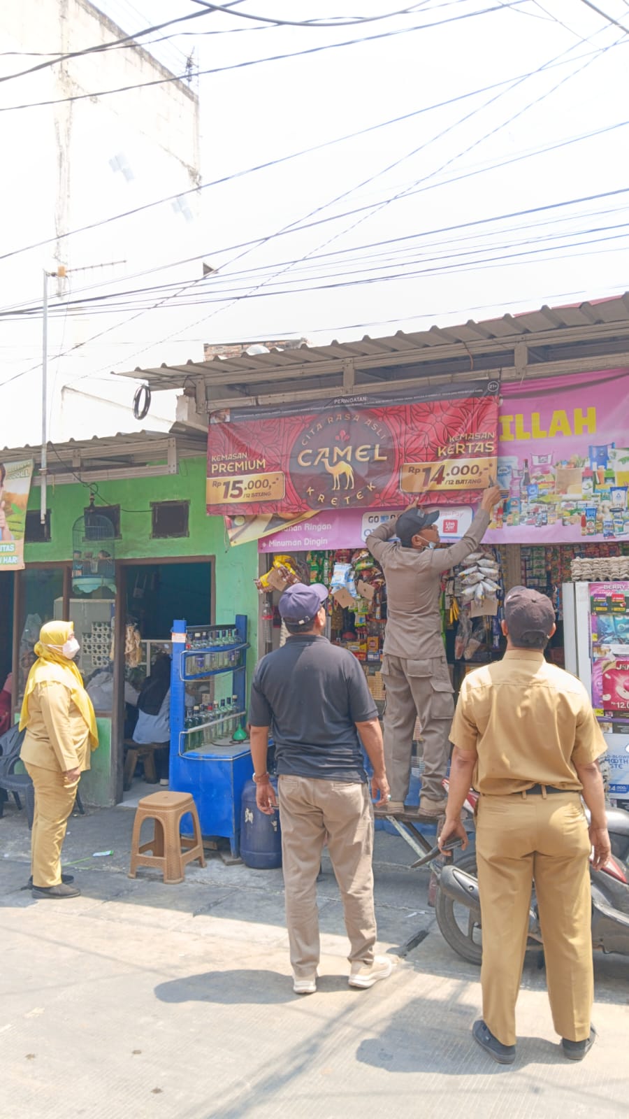 Penertiban spanduk di wilayah Kelurahan Tugu Selatan 6