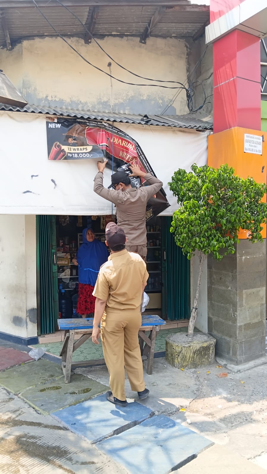 Penertiban spanduk di wilayah Kelurahan Tugu Selatan 5