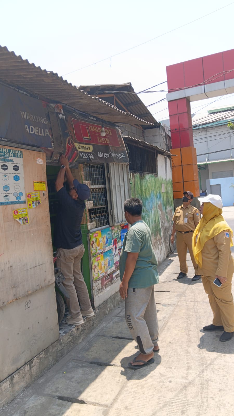 Penertiban spanduk di wilayah Kelurahan Tugu Selatan 3