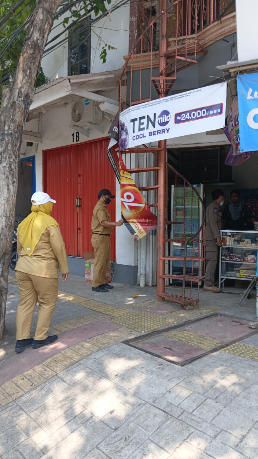 Penertiban spanduk di wilayah Kelurahan Tugu Selatan 1