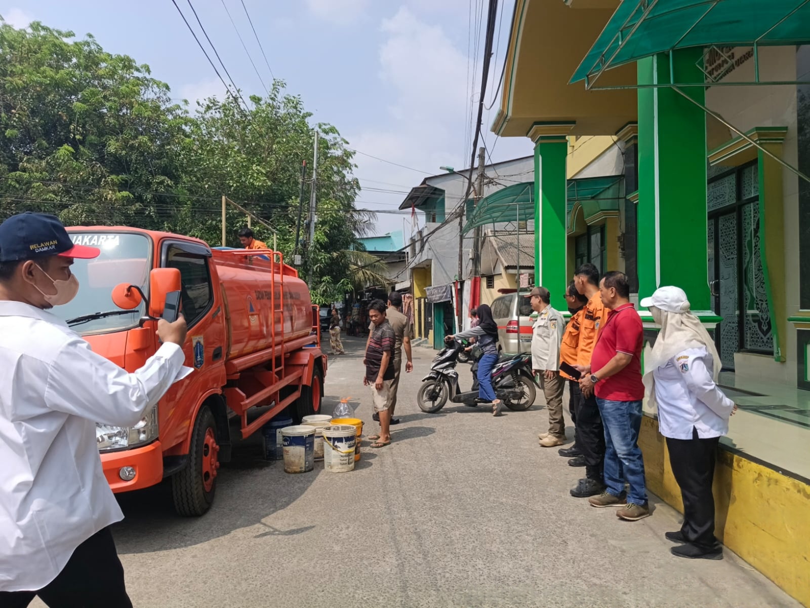 Warga Tugu Selatan Jakut Sebulan Lebih Kekeringan, Akhirnya Dapat Bantuan Air Bersih 3