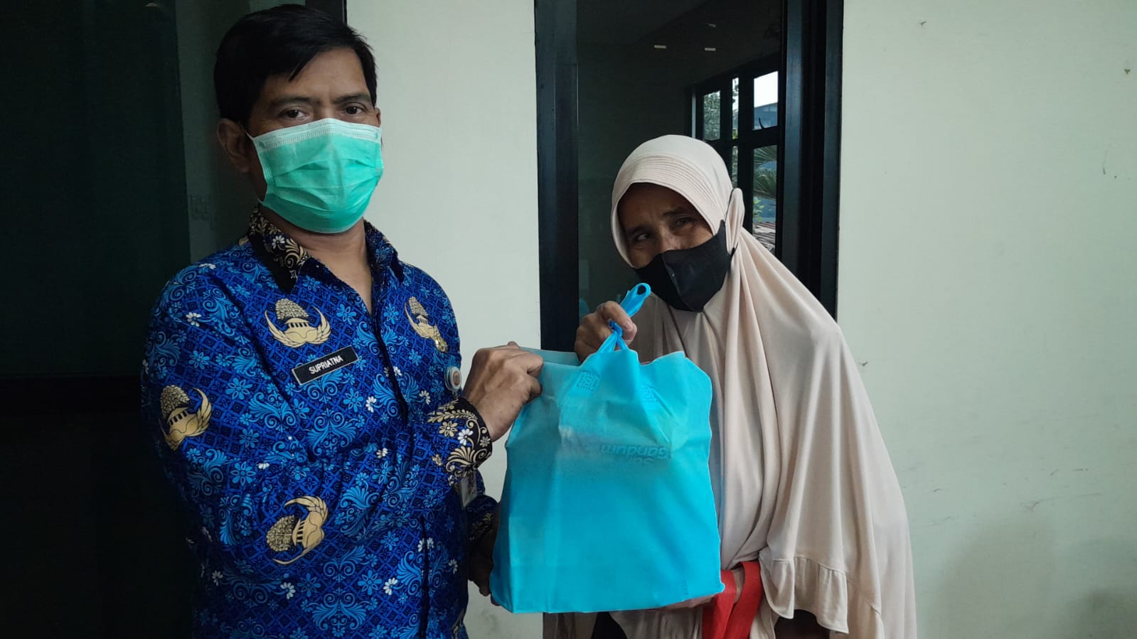 Pembagian Bantuan Natura Lansia Tahap II 1
