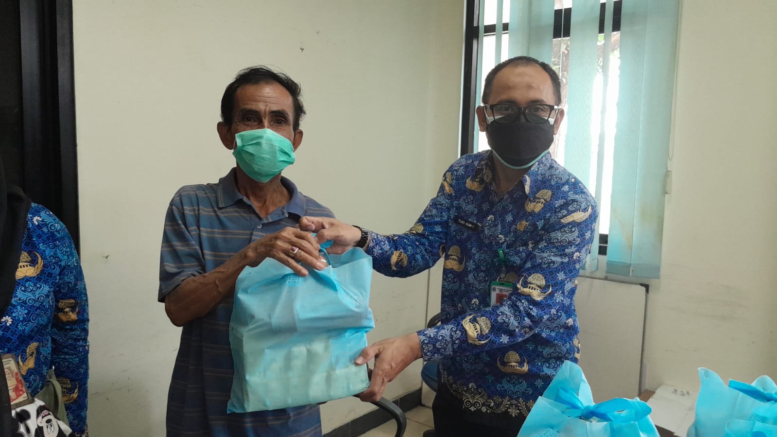 Pembagian Bantuan Natura Lansia Tahap II 4
