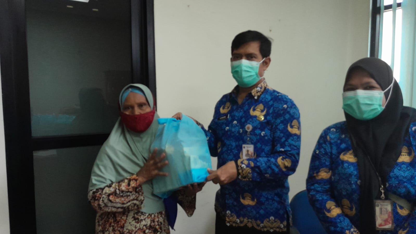 Pembagian Bantuan Natura Lansia Tahap II 6