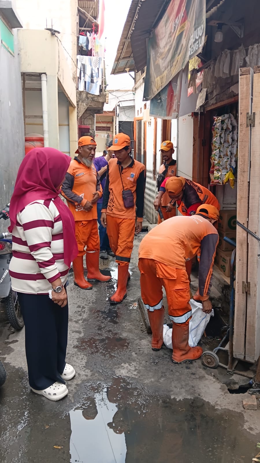 KERJA BAKTI WILAYAH RW 03 KELURAHAN TUGU SELATAN 4
