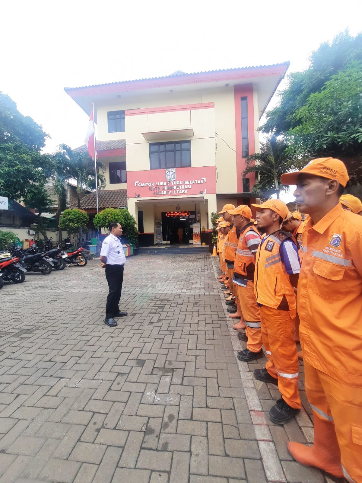 LURAH TUGU SELATAN PIMPIN LANGSUNG APEL PPSU KELURAHAN TUGU SELATAN 5