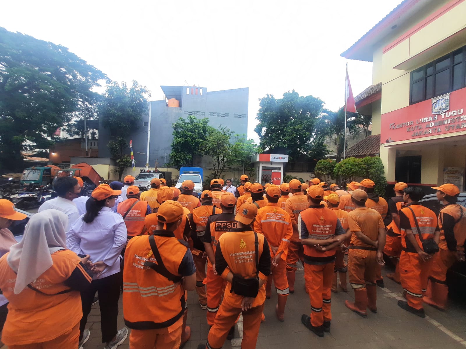 LURAH TUGU SELATAN PIMPIN LANGSUNG APEL PPSU KELURAHAN TUGU SELATAN 4