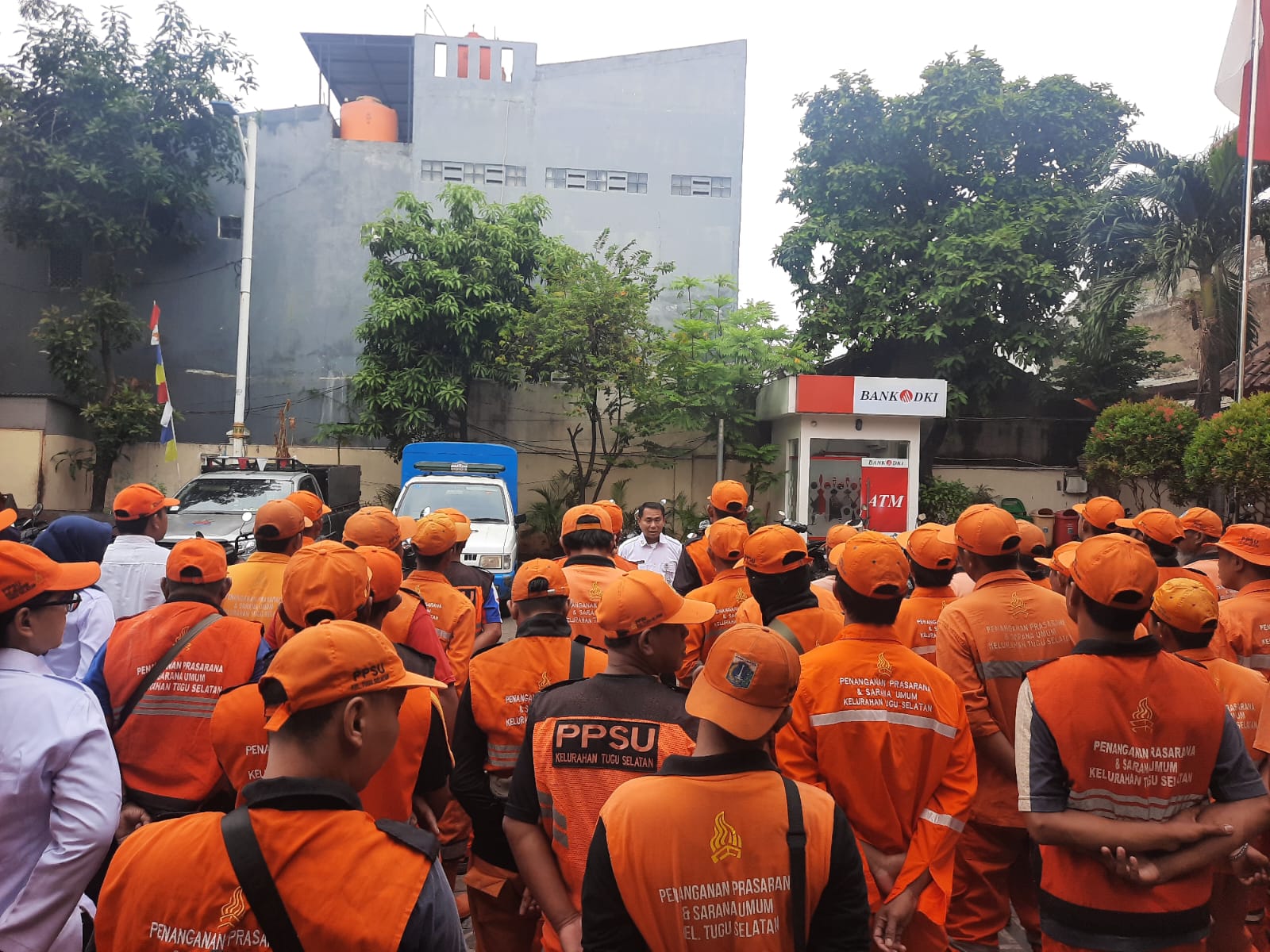 LURAH TUGU SELATAN PIMPIN LANGSUNG APEL PPSU KELURAHAN TUGU SELATAN 3
