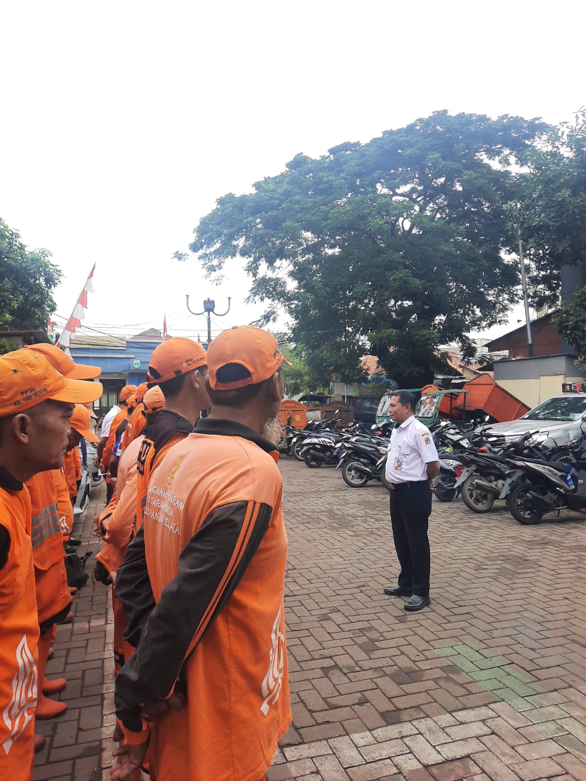 LURAH TUGU SELATAN PIMPIN LANGSUNG APEL PPSU KELURAHAN TUGU SELATAN 1