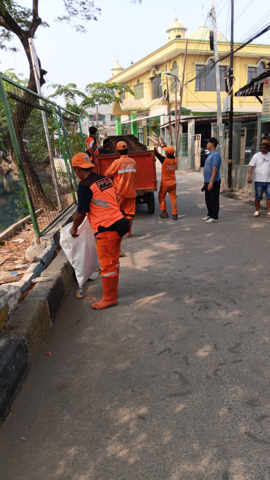 Kerja Bakti Wilayah RW 04 Kelurahan Tugu Selatan 4