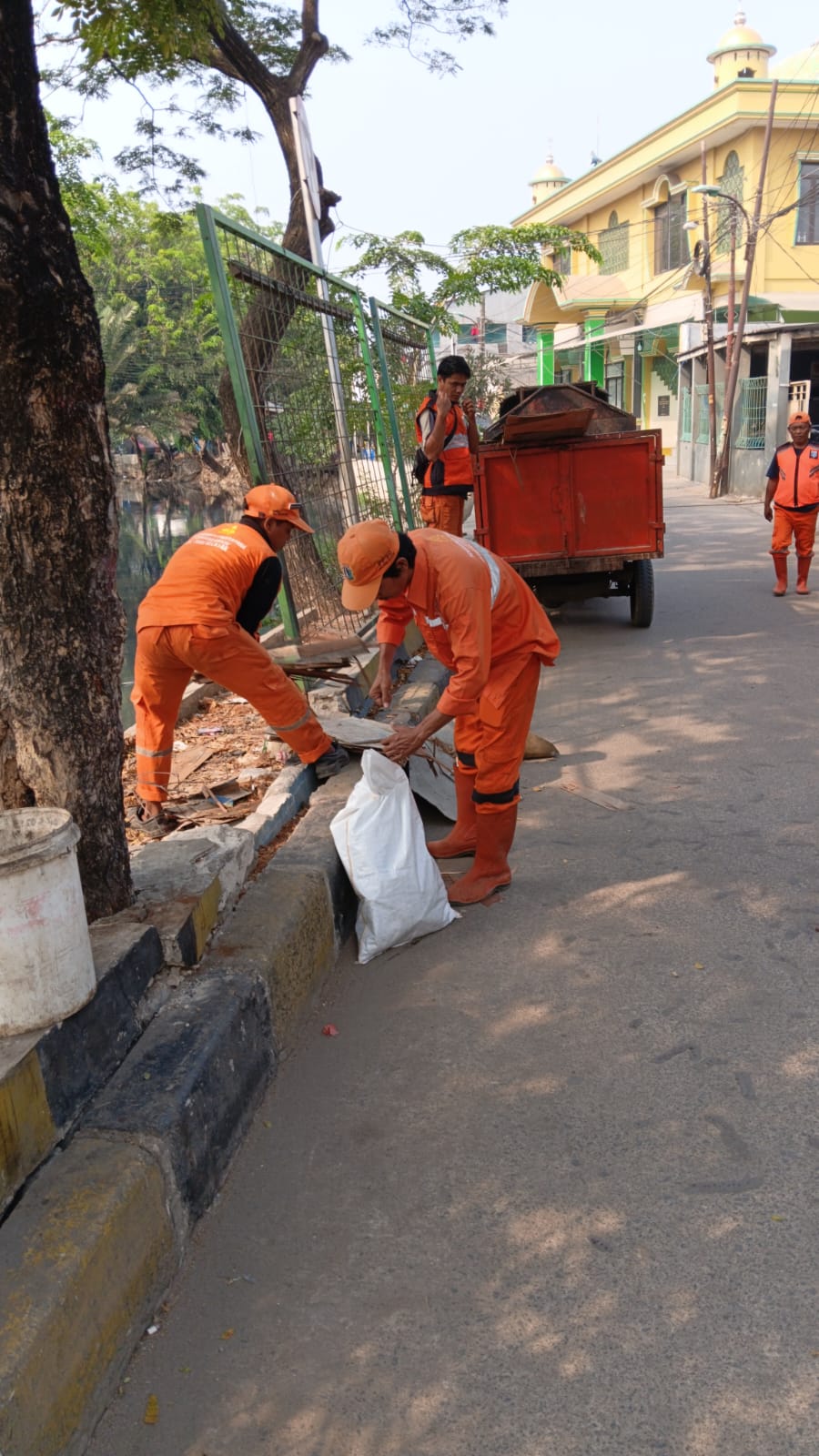 Kerja Bakti Wilayah RW 04 Kelurahan Tugu Selatan 1
